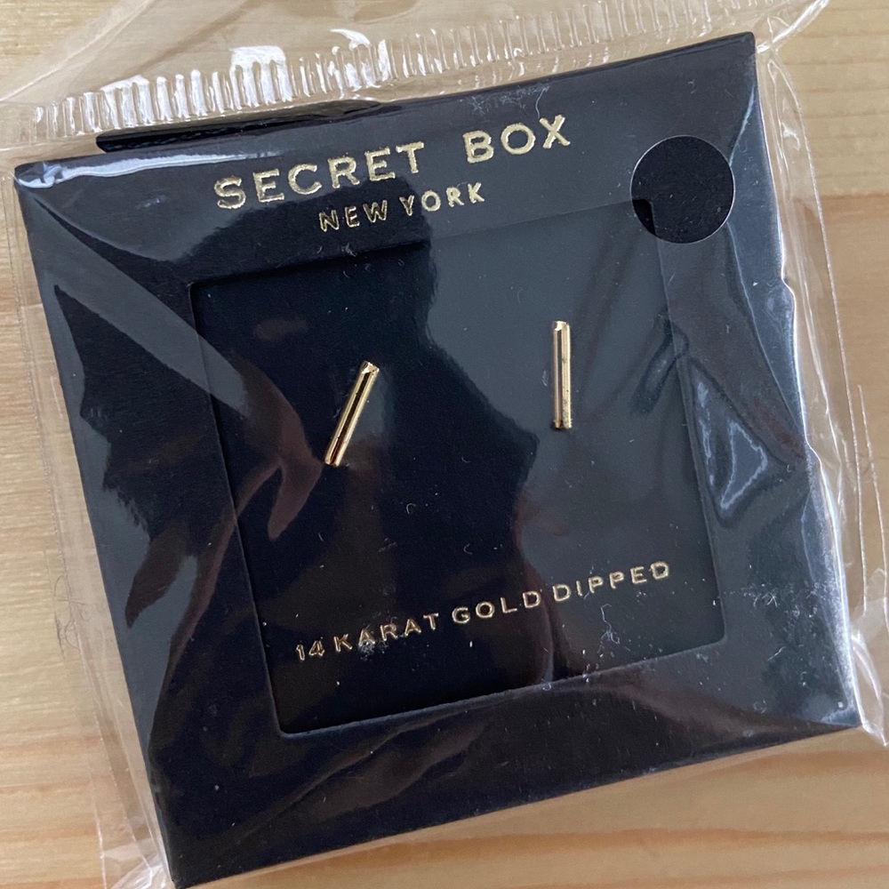 Thick gold bar stud earrings